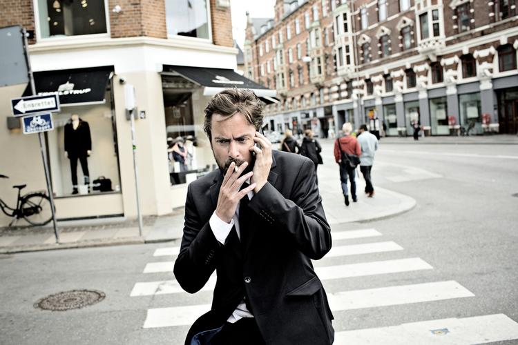Bøger. Stilen er opstyltet og unødvendig i Mads Holgers nye roman 'Vorherre bevares', mente Politikens anmelder. 