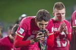 skifte. Marko Grujic kysser trofæet efter den serbiske sejr i finalen i U20-VM i juli 2015 mod Brasilien. 