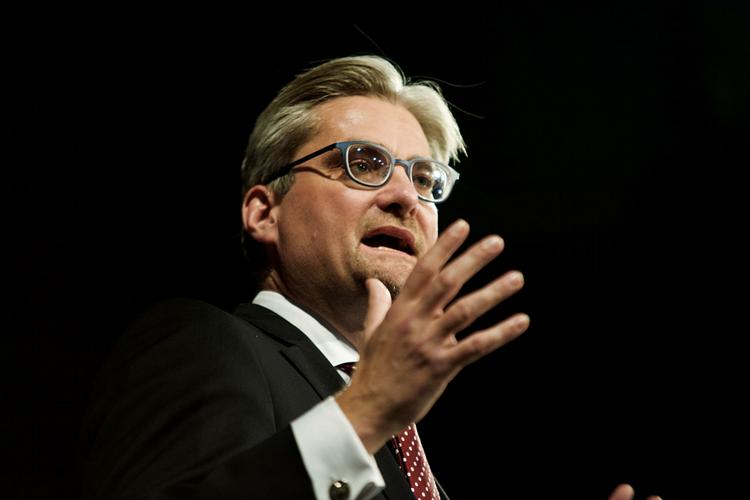 Flygtningekrise. Den midlertidige grænsekontrol har på dag 1 ikke ført til færre asylansøgere. Tværtimod. »Nu må vi se de næste dage, om mønstret fortsætter«, lyder reaktionen fra justitsminister Søren Pind (V). 