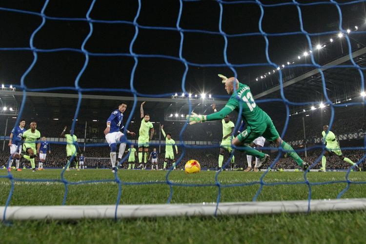 Mål. Evertons Ramiro Funes Mori sætter bolden ind forbi Manchester Citys målmand Wilfredo Caballero. 