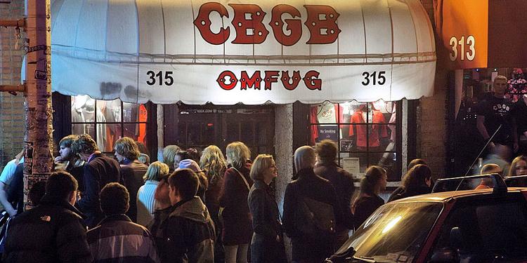 Spillested. Inden den amerikanske punkklub CBGB lukkede i 2006, var der talrige forsøge på at redde stedet. 