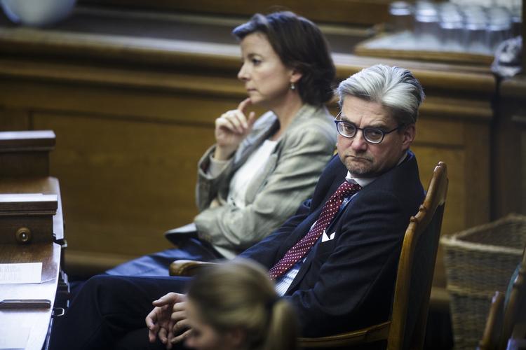 Udmelding. Justitsminister Søren Pind (V) vil skærpe straffen for 'pøbeladfærd' efter episode på skadestuen på Slagelse Sygehus.. 