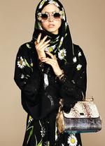MODE. Den italienske designerduo Dolce &amp; Gabbana har - som et af de første store internationale modehuse - lanceret en kollektion, der særligt henvender sig til muslimske forbrugere. 