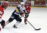Isligaen. Holdene i den bedste danske række spiller 2-3 kampe om ugen i en sæson, der strækker sig fra september til april. 