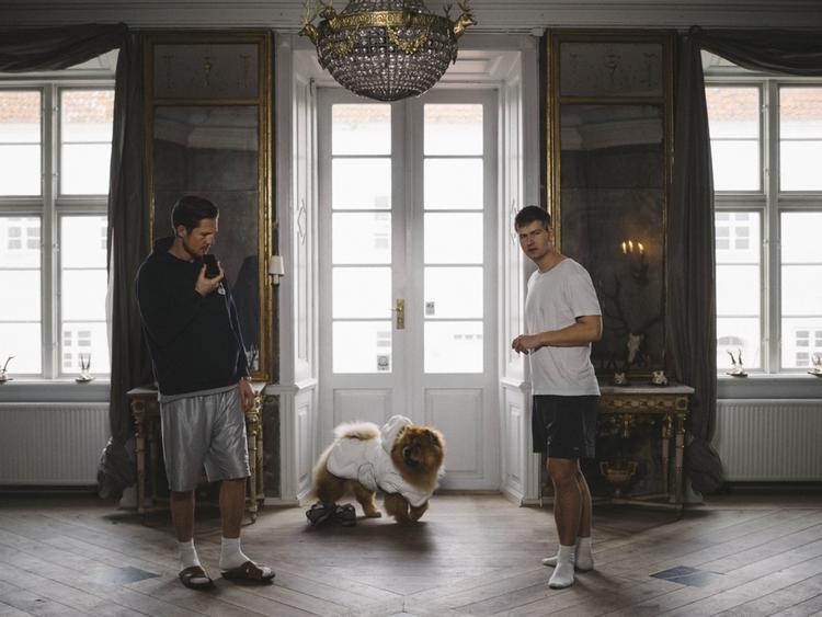 R&amp;B. 'Rhythm &amp; Balls' kalder bandet Phlake deres musikalske univers. 