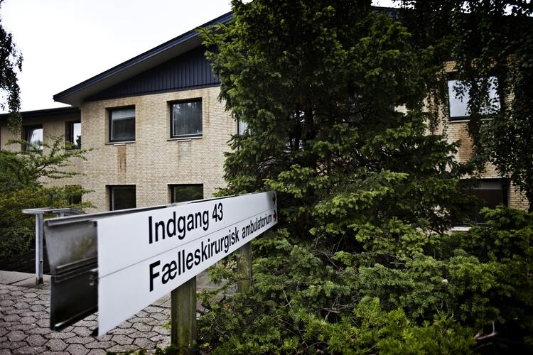 Danmark. Slagelse Sygehus, der i går aftes var ramme om ballade, da ophidsede pårørende tørnede sammen med personale og politi.. 