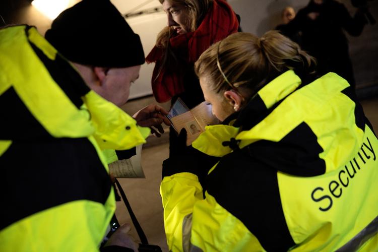 Grænsekontrol. Sverige indførte grænsekontrol 12. november og har siden forlænget den hver fjortende dag. Nu bliver grænsekontrollen forlænget med yderligere en måned. 