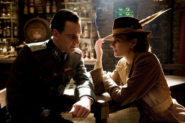 Krigsfilm. Billede fra filmen 'Inglourious Basterds'. I samme film et åbningscenen et eksempel på, hvordan Tarantino insisterer på, at lydsiden er meddigtende. Da lydfolkene på en scene på en bondegård havde lagt køer ind på lydsiden, var Tarantino så vild med det, at han fik computeranimeret køer i baggrunden. 