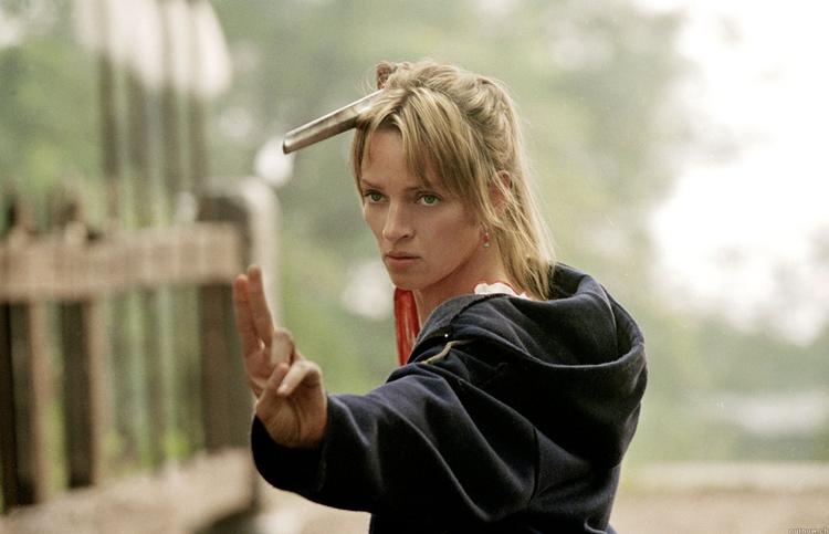 Uma. Her ses et eksempel på Tarantinos leg med kung fu-film - Uma Thurman som hovedrolleindehaveren i 'Kill Bill'-filmene.  Tarantinos nyeste film, 'The Hateful Eight', slutter cirklen ved at være 'Reservoir Dogs' i cowboytøj. Desværre er den nye film lige så selvsmagende flommet som debuten var stram, sulten og fedtfri. 