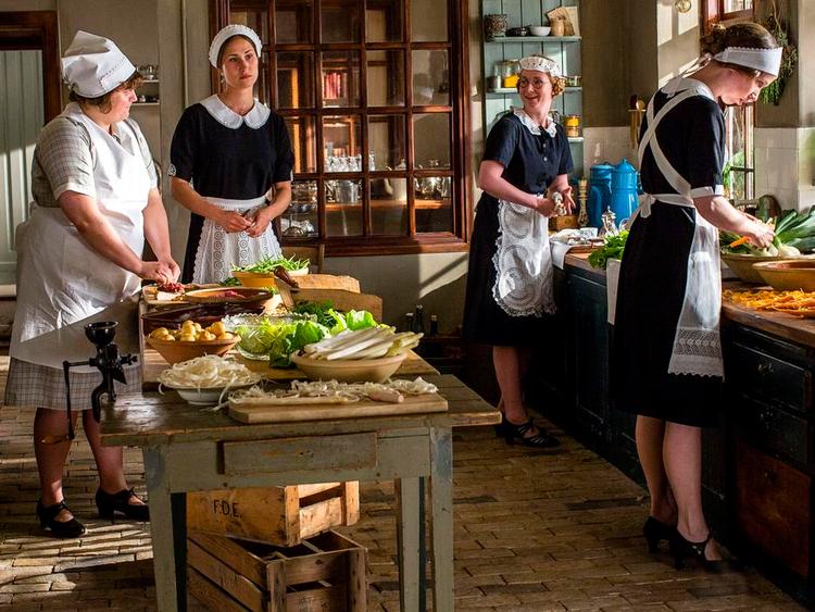 Køkkenhold. Det er stadig hotellets køkken, der er seriens dramatiske epicentrum. Med Rosalinde Mynsters stuepige Fie som den centrale karakter. 