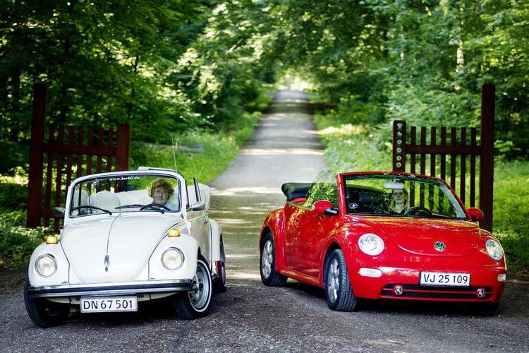 BILDRØMME. Forår og cabrioleter passer godt sammen. Et 10 år gammelt af VW Beetle (den røde) kan fås for ca. 150.000 kroner. Den klassiske VW-boble som cabriolet (den hvide) er nærmest ubetalelig og svær at finde. Foto: Thomas Borberg 