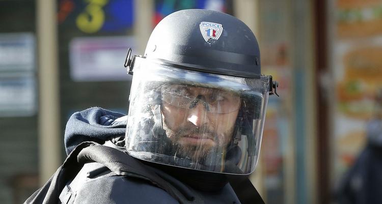 Beredte. Betjente mødte kampklædte op, da der indgik meldinger om, at en gerningsmand havde forsøgt at trænge ind på en politistation. Fransk politi er massivt til stede i Paris i dag, hvor det er årsdagen for terrorangrebet mod satiremagasinet Charlie Hedbo. 