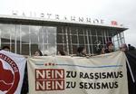 Protester. Folk protesterer mod sexisme og racisme foran togstationen i Köln. 