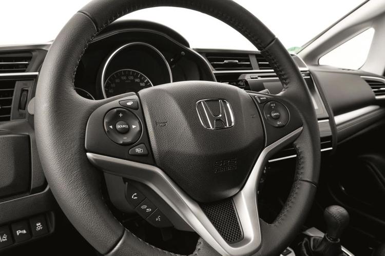 Advaret. Bilens teknik kan advare, hvis føreren f.eks. uforvarende er på vej ud af en vognbane, overskrider en hastighedsbegrænsning eller kommer for tæt på en forankørende. 