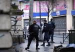 Angreb. Politi vogter en politistation i Paris, efter en mand angreb med kniv. Manden var iklædt en kopi af et bombebælte. 