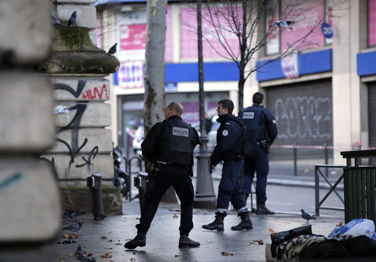 Angreb. Politi vogter en politistation i Paris, efter en mand angreb med kniv. Manden var iklædt en kopi af et bombebælte. 