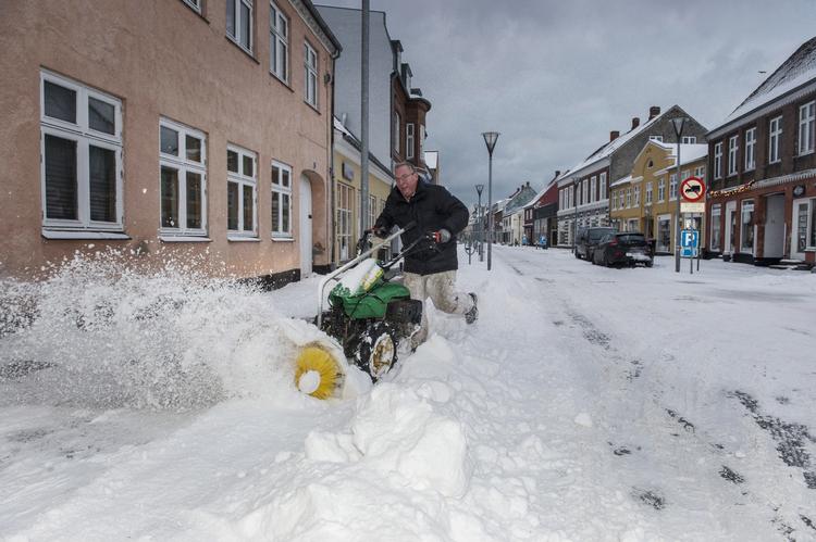 Sne. I morgen kan det blive nødvendigt at finde sneskovlen frem, da der falder 5-6 centimeter sne over hele landet natten til fredag. 