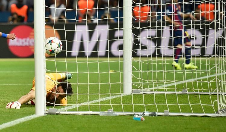 Tvivl. Neymar fik underkendt et mål i sidste års Champions League finale mod Juventus. Beslutningen blev hjulpet på vej af en ekstra dommer bag målet. Senere på året kan dommerne måske også se frem til hjælp fra TV-billeder. 