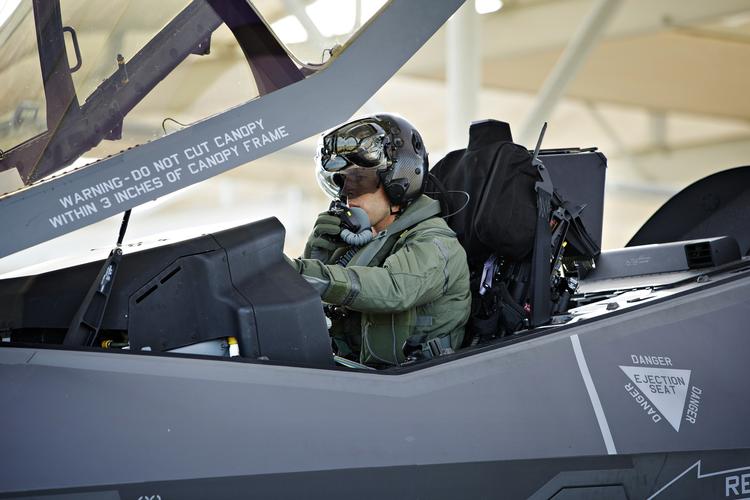 afløser. Storbritannien har købt F-35-kampfly, der er de nyeste, dyreste og mest avancerede af de tre fly, som konkurrerer om at afløse de danske F-16-fly. De nye F-35 har kun plads til en pilot. 