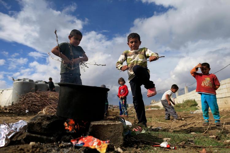 Vent. Flygtningebørn risikerer at vente i mindst tre år i en flygtningelejr i et nærområde til Syrien, før de kan blive familiesammenført til Danmark. Her en lejr i Libanon. (arkivfoto) 