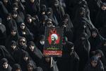 Vrede. En iransk kvinde holder et banner med den henrettede shia-muslimske prædikant, Nimr al-Nimr, til en demonstration i Therean, 4. Januar. Al-Nimr var en prominent figur i det shia-muslimske mindretal i Saudi-Arabien. Al-Nimr blev henrettet i det hovedsageligt sunni-muslimske land d.  2. januar, hvilket har antændt en konflikt mellem Iran og Saudi-Arabien. 