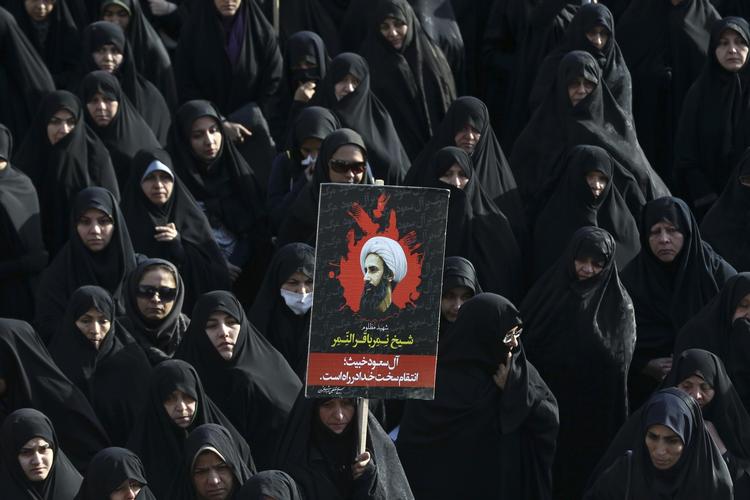 Vrede. En iransk kvinde holder et banner med den henrettede shia-muslimske prædikant, Nimr al-Nimr, til en demonstration i Therean, 4. Januar. Al-Nimr var en prominent figur i det shia-muslimske mindretal i Saudi-Arabien. Al-Nimr blev henrettet i det hovedsageligt sunni-muslimske land d.  2. januar, hvilket har antændt en konflikt mellem Iran og Saudi-Arabien. 