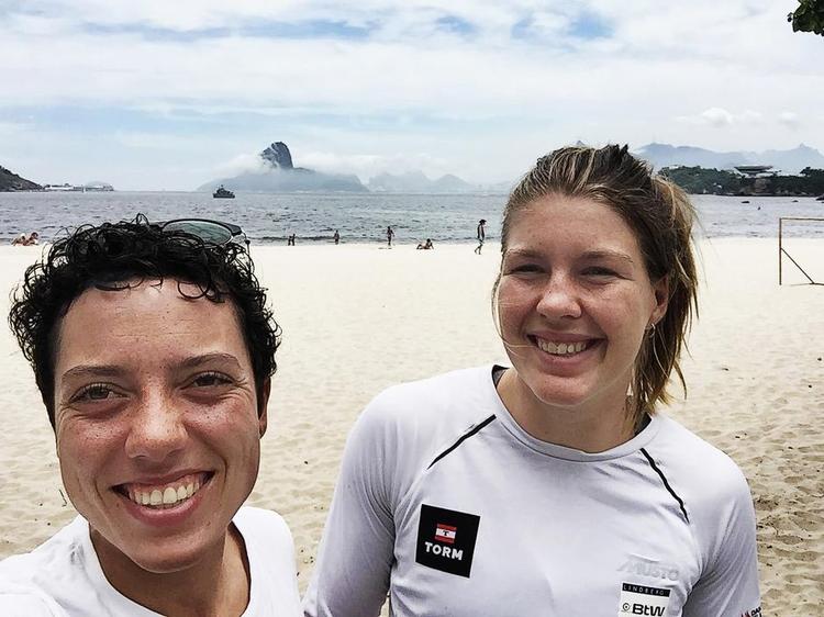 SELFIE. Ida Marie Baad Nielsen (til venstre) og Marie Thusgaard Olsen fandt sig godt tilrette under VM i Brasilien og håber at vende tilbage til sommer. 