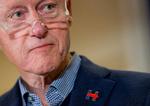 Problem. Bill Clinton er igen ude for at føre valgkamp for sin hustru. Men han har ufrivilligt taget sin fortid med sig. 
