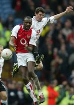 Banditter. Patrick Vieira (th) og Roy Keane (tv) er formentlig de to bedste tovejs midtbanespillere, der nogensinde har spillet i den engelske liga, men de to tidligere anførere for Arsenal og Manchester United havde temperament som få. For 11 år siden var de to så voldsomt oppe at toppes i en spillertunnel, at de begge havde set rødt med lange karantæner til følge, hvis deres opgør var foregået under kampen. Fra og med EM-turneringen kan en dommer udvise spillere fra det øjeblik, banen er blevet inspiceret. Det sker typisk 90 minutter før kickoff. 