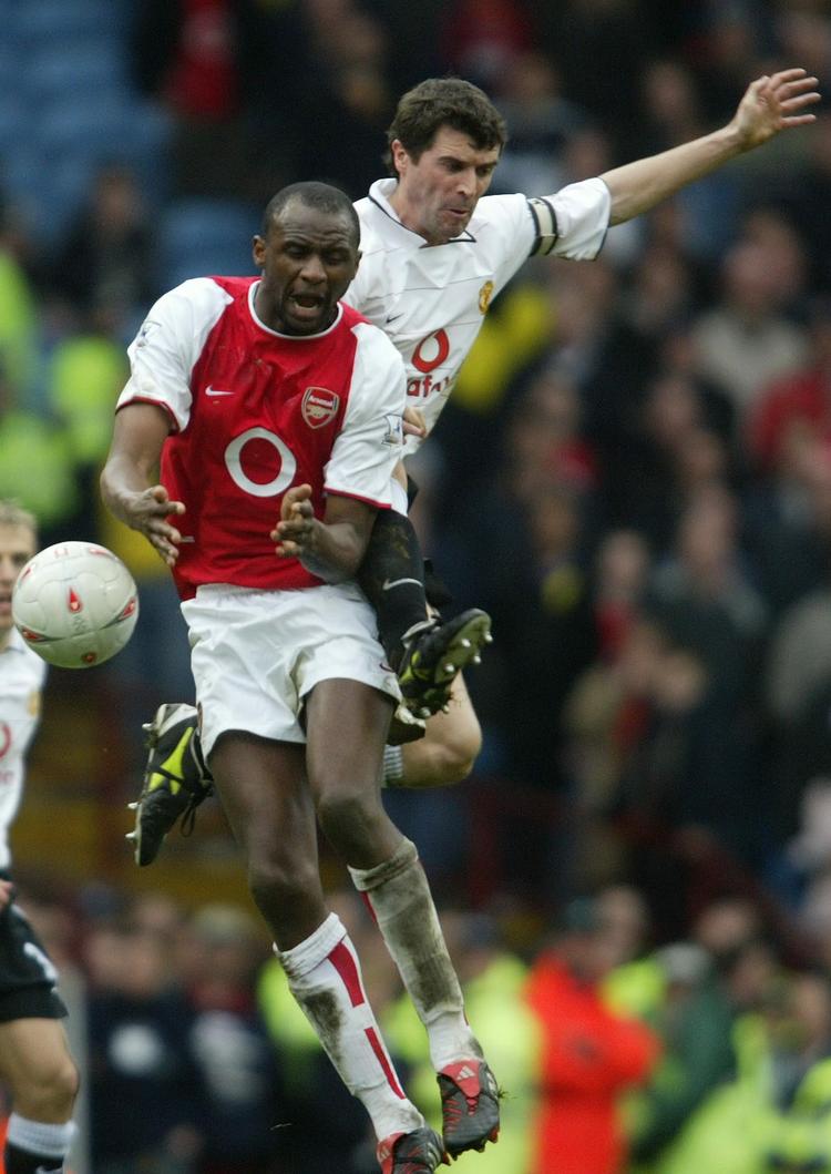 Banditter. Patrick Vieira (th) og Roy Keane (tv) er formentlig de to bedste tovejs midtbanespillere, der nogensinde har spillet i den engelske liga, men de to tidligere anførere for Arsenal og Manchester United havde temperament som få. For 11 år siden var de to så voldsomt oppe at toppes i en spillertunnel, at de begge havde set rødt med lange karantæner til følge, hvis deres opgør var foregået under kampen. Fra og med EM-turneringen kan en dommer udvise spillere fra det øjeblik, banen er blevet inspiceret. Det sker typisk 90 minutter før kickoff. 
