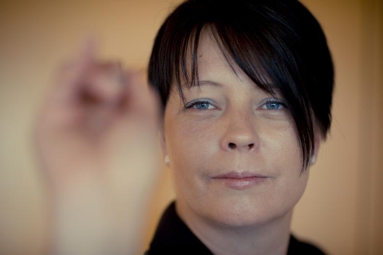 Pletskud. Ann-Louise Peters har her til eftermiddag kæmpet sig videre til semifinalen ved kvindernes VM i dart. 