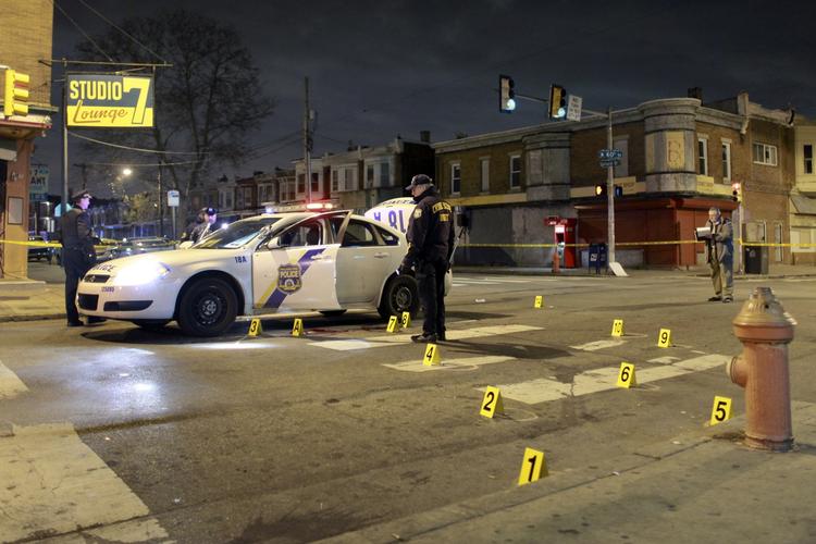 GERNINGSSTED. Teknikere undersøger patruljevognen efter en erklæret islamists forsøg på at dræbe en politimand i Philadelphia. 