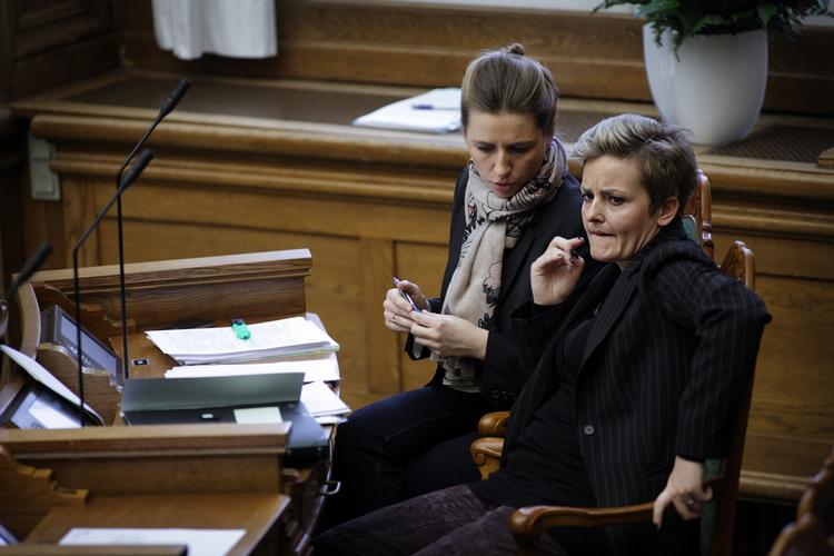 Undskyldning. Svigt. Tidligere på året foreslog formand Mette Frederiksen (S) at man burde undskylde for behandlingen af anbragte børn og udviklingshæmmede, som Pernille Rotsenkrantz-Theil nu ønsker at oprette en kommission til at undersøge. 