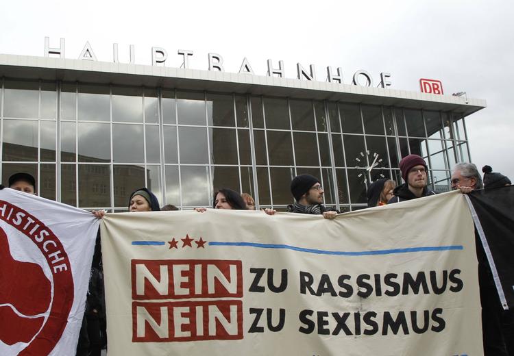 NEJ. Demonstranter siger nej til raciame og nej til sexisme. 
