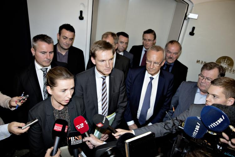 Parløb. Mette Frederiksen (S) og Kristian Thulesen Dahl (DF) er på samme tid modstandere og partnere. Her ses de i forbindelse med dagpengeaftalen i april 2015, hvor de to partier sammen med Regeringen vedtog en ny aftale. 