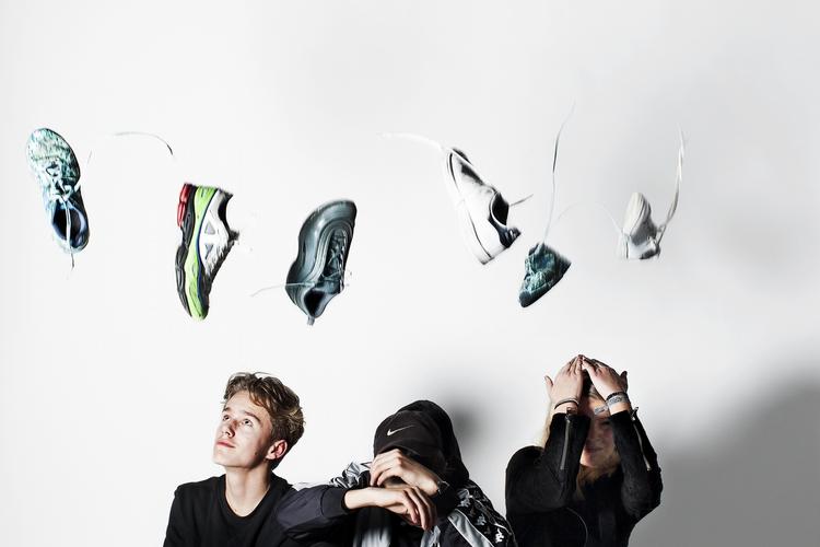 SNEAKS. Lucas Heidemann (tv.) og Nis Gertsen (mf.) har hver 7 par sko. Nis’ nyeste er to par Adidas Yeezy til 8.000 kroner. Esther Mollie Vöge-Widding har 9 par. Her er hun i et par Adidas til 1.000 kroner. 
