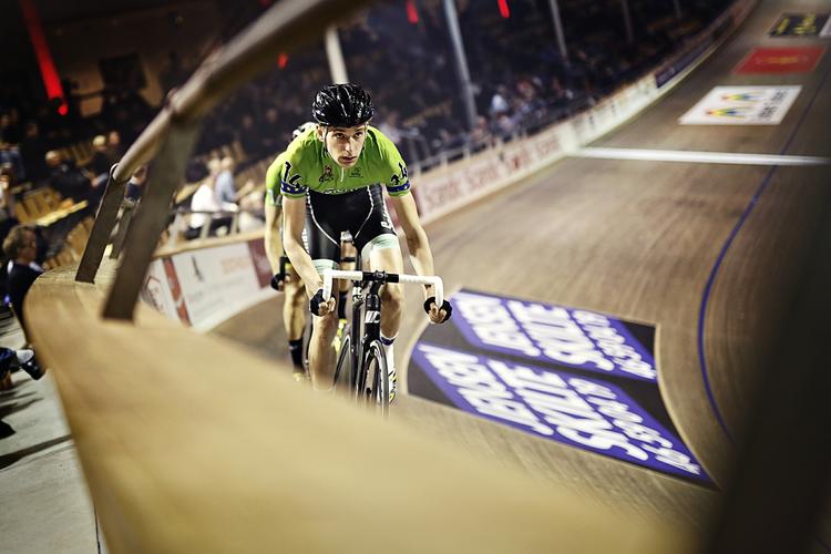 KØRENDE. Jesper Mørkøv har gjort det så godt med makker Alex Rasmussen, at parret ligger til en topplacering i seksdagesløbet i Rotterdam. 