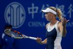 FRUSTRATION. Caroline Wozniacki brugte i 2. sæt for mange kræfter på andre ting end selve spillet, og det var der ikke råd til. 