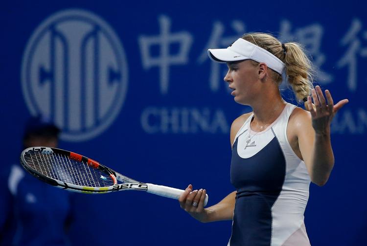FRUSTRATION. Caroline Wozniacki brugte i 2. sæt for mange kræfter på andre ting end selve spillet, og det var der ikke råd til. 
