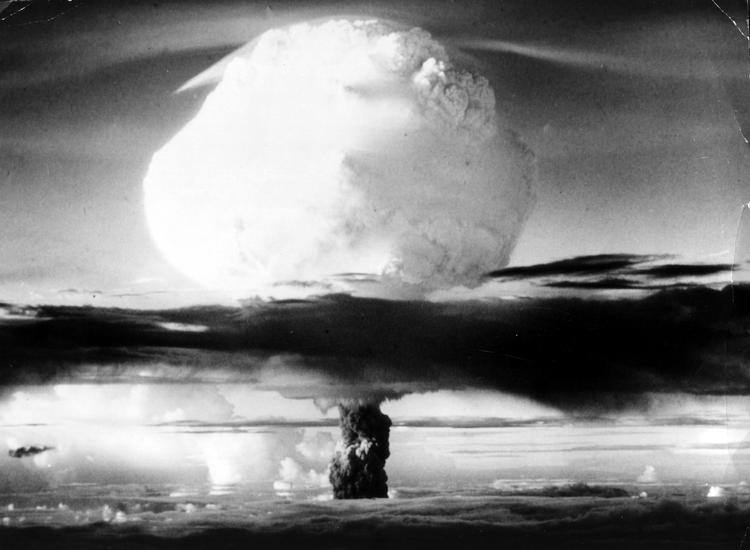 Skyen. Verdens første brintbombe, The Cloud eller på dansk Skyen, blev prøvesprængt over Marshalløerne i 1952. 
