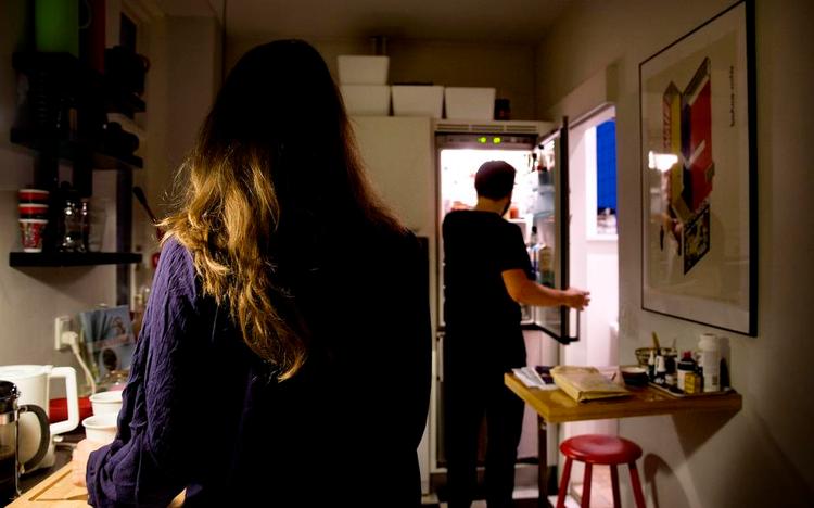 Undtagelsestilstand. Søren og Andrea drømmer om at blive forældre og har forgæves forsøgt med fertilitetsbehandlinger og venter også på at blive godkendt til adoption. En dag kommer de med i en hemmelig gruppe på Facebook; kun for par, der gerne vil finde en rugemor i udlandet. 