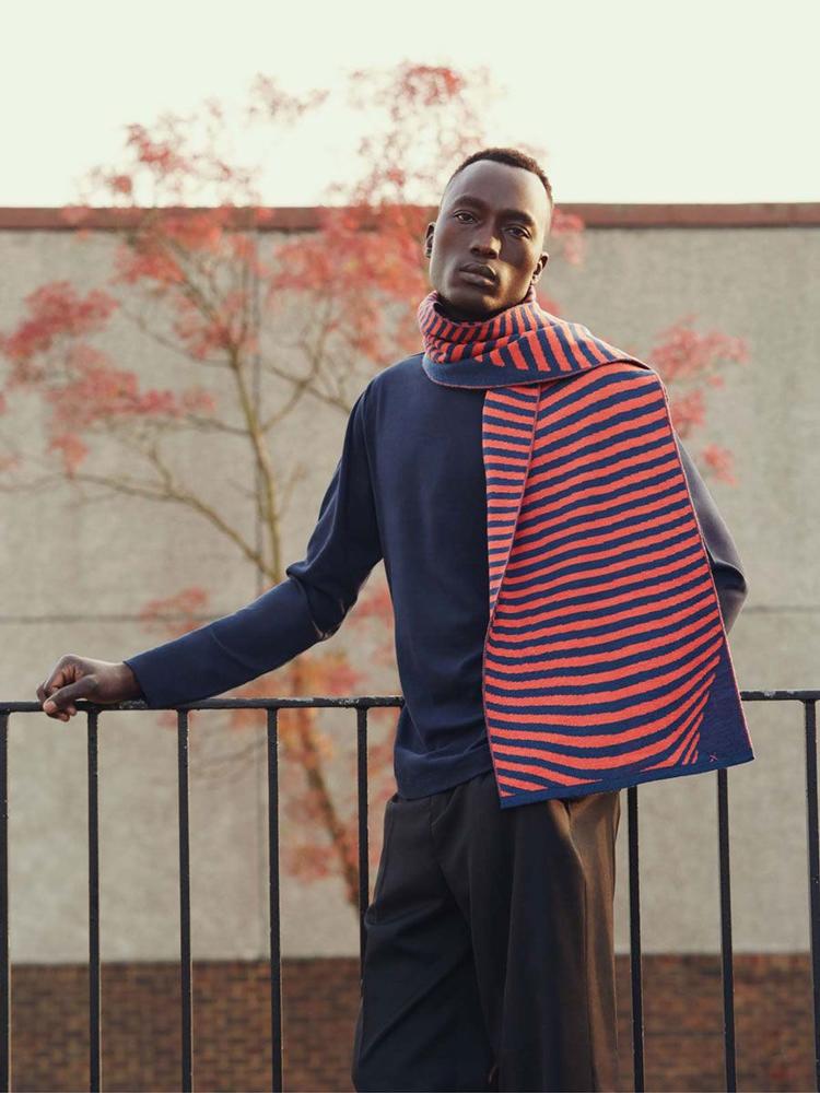 Bestillingsarbjede. I Unmades butik i London er der kun ganske få varer. Til gengæld står der en enorm strikkemaksine, for Unmade minimerer spild ved kun at fremstille bestilte varer. Her eller på nettet kan du bestille dit stribede tørklæde, som først derefter bliver strikket. 