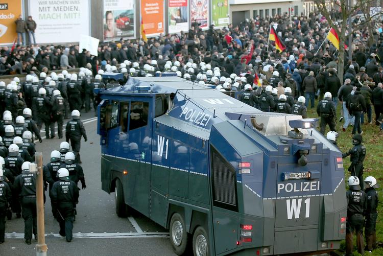 Demonstration. Politiet tog ingen chancer og rykkede talstærkt ud til demonstrationer i Köln. 