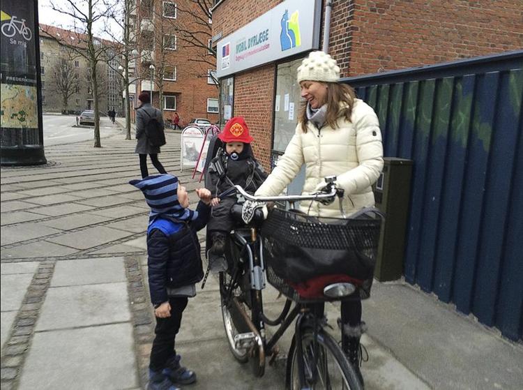 Hverdagsliv. Laura Nyholm Christensen fokuserer ikke kun på ferier og fester, når hun laver fotoalbum. Hverdagens ture til og fra institution med sønnerne Carl-Emil og Mads er også afbildet. Privatfoto 