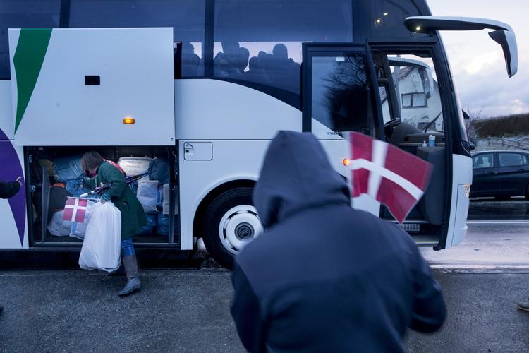 Flygtninge.  Lokalformand for Dansk Folkeparti i Nyborg, Jens Hald, har fået en advarsel for at sammenligne Venligboerne, en grupe af frivillige, som hjælper flygtninge, med »tyskerpiger«. 