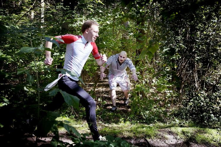 ZOMBIELØB. Danmark har uhyggeligt mange løb. Meget af væksten skyldes nye koncepter som zombieløb, fun runs og trailløb, da løbere godt vil have op-levelser undervejs. 