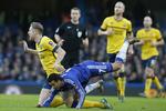 ROD. Scunthorpe-spillerne, her Kevin van Veen (tv.) kæmpede hårdt på Stamford Bridge, men selv om det her lykkes at bremse Chelseas spanier Pedro, holdt det ikke i længden. 