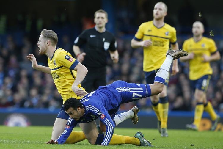 ROD. Scunthorpe-spillerne, her Kevin van Veen (tv.) kæmpede hårdt på Stamford Bridge, men selv om det her lykkes at bremse Chelseas spanier Pedro, holdt det ikke i længden. 