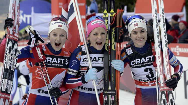 TIL TOPS. Therese Johaug (midt) vandt årets Tour de Ski foran Ingvild Flugstad Østberg og Heidi Weng. Norsk klasse. 