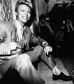 Han skiftede karakter flere gange i løbet af sin mangeårige karriere. I 1983 var det en skarpt klædt David Bowie, der mødte pressen på Claridge Hotellet i London. Den Tynde Hvide Hertug var født. 